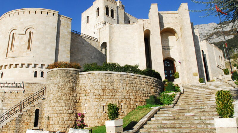 Kruja: Il Cuore della Storia e della Cultura Albanese