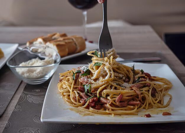 Vino, formaggio e spaghetti
